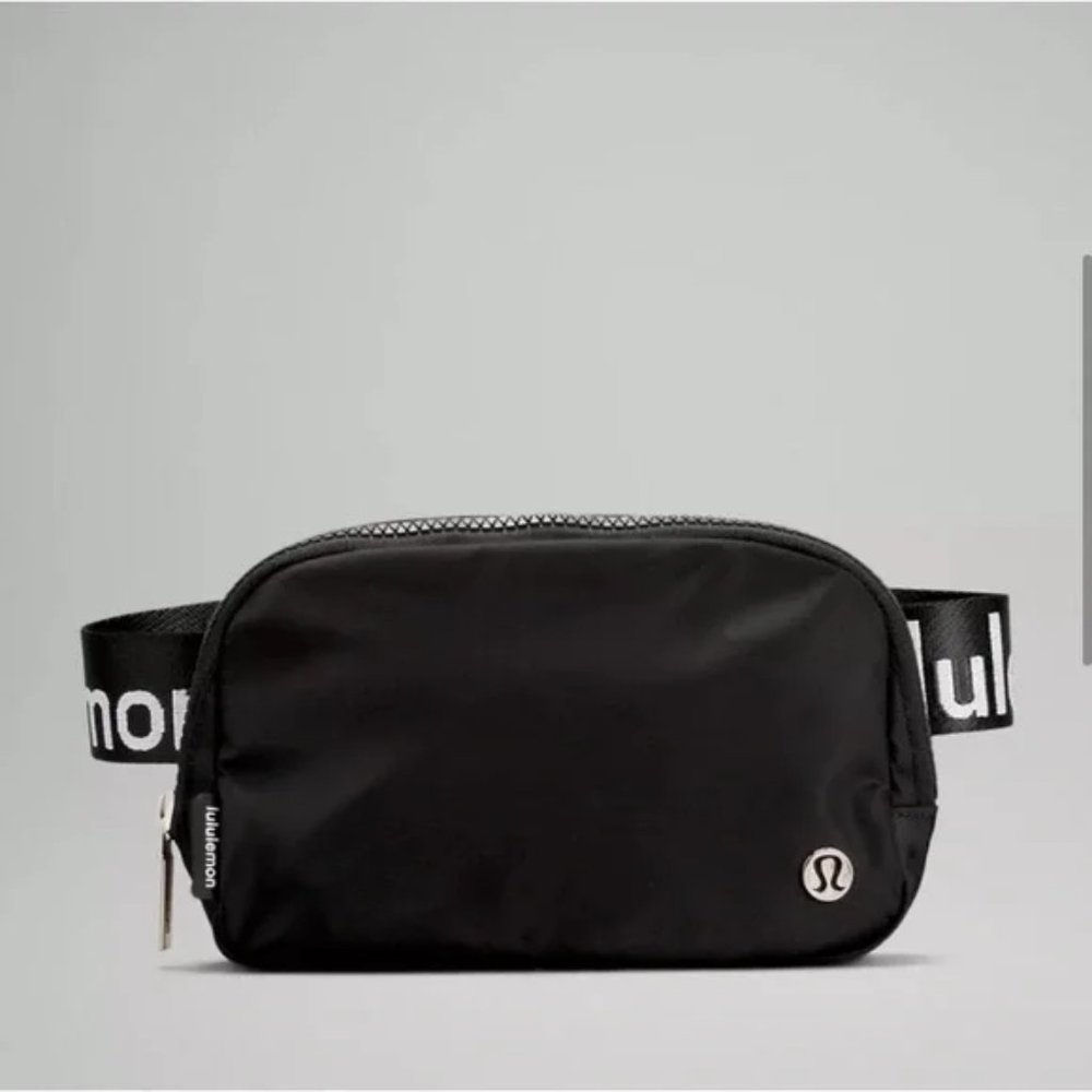 *LAST ONE* Lululemon Everywhere Belt Bag in Wordmark